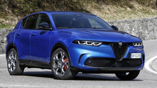 Компактният SUV на компанията разполага с 1.6 четирицилиндров двигател с мощност 130 к.с. Емисиите от 139 г/км изваждат този автомобил от списъка на моделите, които се възползват от новите еко стимул специално в Италия. Дълъг е 4 528 мм, а багажникът просторен - 500 литра . Обявеният разход е 5,3 литра на 100 километра. Цената там започва от 39 350 евро за Sprint и 44 850 евро за Veloce.